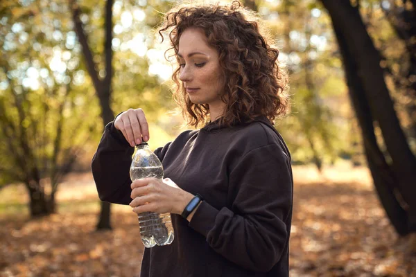 Side View Caucasian Ginger Woman Drink Water — Stock Photo, Image