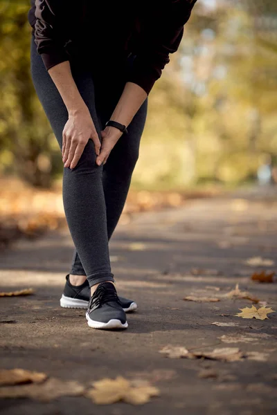 Nízká Část Ženy Pocit Zranění Kolena Při Joggingu Parku — Stock fotografie