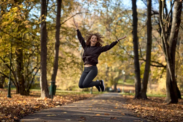 Breed Schot Van Blanke Vrouw Springen Het Park Herfst Met — Stockfoto