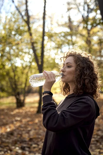 Side View Caucasian Ginger Woman Drinking Water — Stock Photo, Image