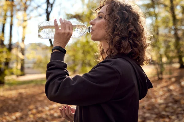 Side View Caucasian Ginger Woman Drinking Water — Stock Photo, Image