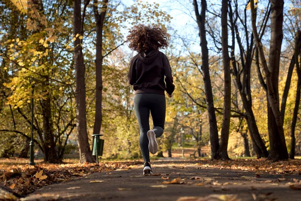 Widok Tyłu Kaukaska Kobieta Jogging Parku Jesienią — Zdjęcie stockowe