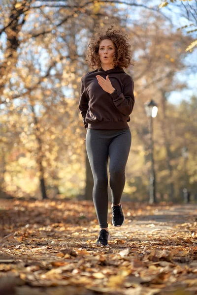 Gros Plan Femme Caucasienne Jogging Dans Parc Automne — Photo