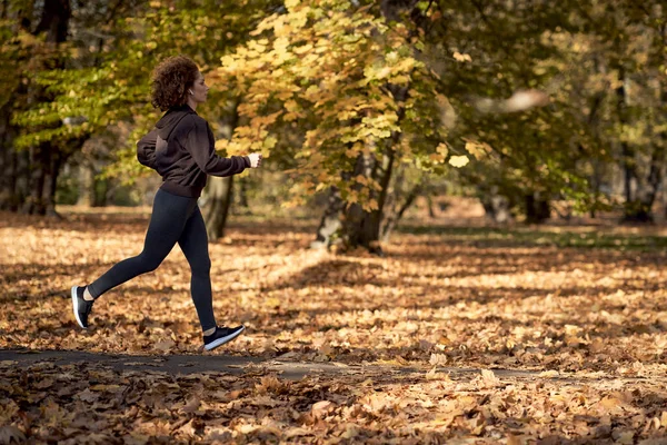 Szerokie Ujęcie Białej Kobiety Biegającej Parku Jesienią — Zdjęcie stockowe