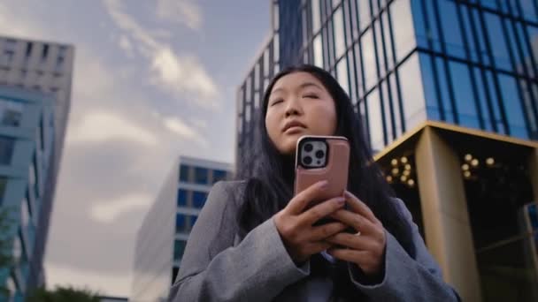 Vista Ángulo Bajo Mujer China Negocios Que Sostiene Teléfono Móvil — Vídeo de stock