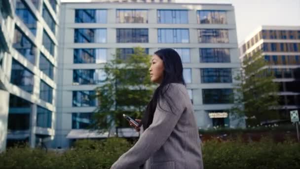 Amplia Toma Negocio Alegre Mujer China Caminando Ciudad Teléfono Navegación — Vídeo de stock