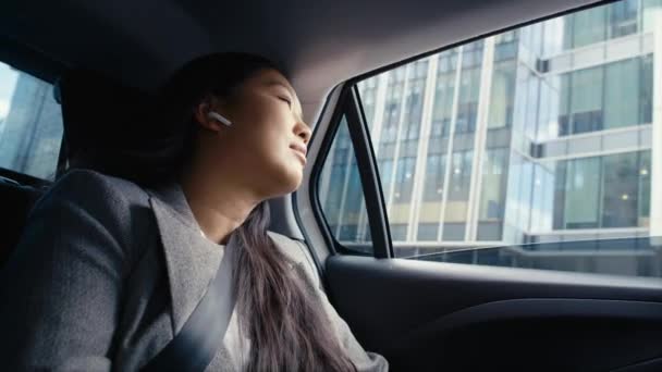 Femme Chinoise Affaires Conduisant Dans Taxi Utilisant Des Écouteurs Tourné — Video