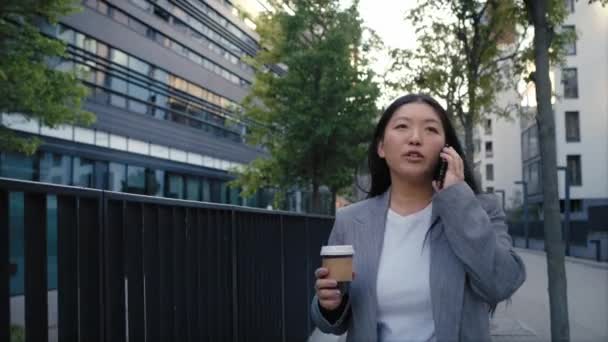 Zakelijke Chinese Vrouw Die Belt Een Kop Koffie Vasthoudt Terwijl — Stockvideo