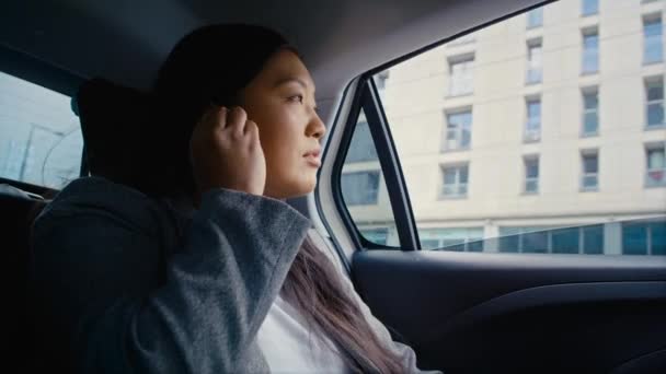 Mulher Chinesa Negócios Dirigindo Táxi Usando Fones Ouvido Tiro Com — Vídeo de Stock