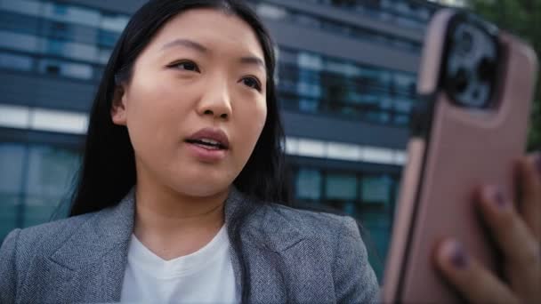 Çinli Bir Kadın Binanın Yanında Görüntülü Görüşme Yapıyor Kırmızı Helyum — Stok video