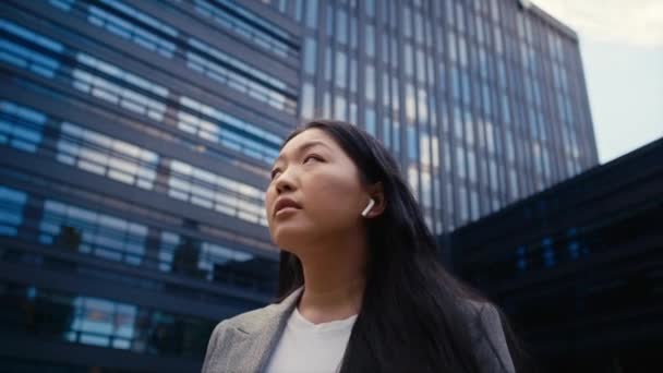 Zakelijke Chinese Vrouw Die Straat Staat Stad Rondkijkt Opgenomen Met — Stockvideo