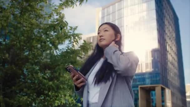 Mujer China Negocios Caminando Por Ciudad Usando Teléfono Fotografía Con — Vídeo de stock