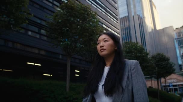 Business Chinese Woman Walking City Street Shot Red Helium Camera — Stockvideo
