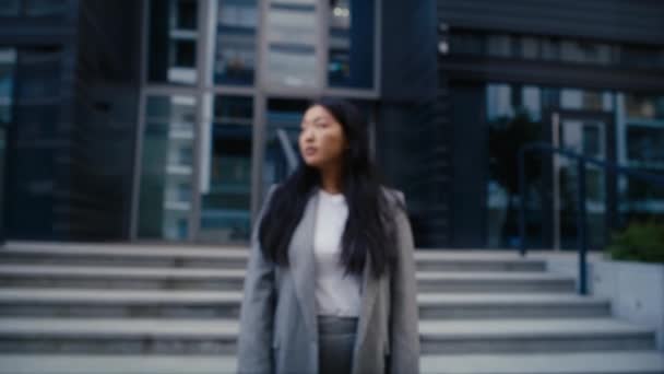 Κοντινό Πλάνο Πορτρέτο Της Κινέζας Επιχειρηματία Που Στέκεται Στο Δρόμο — Αρχείο Βίντεο