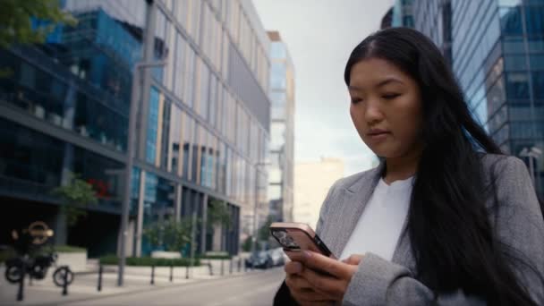 Biznesowa Chinka Stojąca Ulicy Mieście Pisząca Sms Nakręcony Aparatem Hel — Wideo stockowe