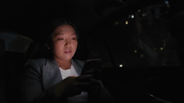 Business Chinese Woman Driving Taxi Browsing Phone Night Shot Red — Stock video
