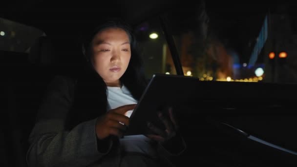 Femme Chinoise Affaires Conduisant Dans Taxi Naviguant Tablette Numérique Nuit — Video