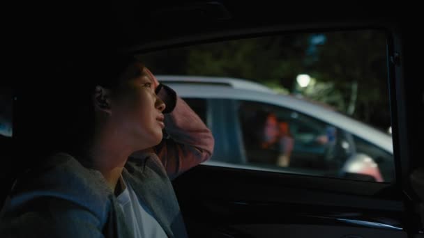Mujer China Negocios Conduciendo Taxi Por Noche Fotografía Con Cámara — Vídeo de stock