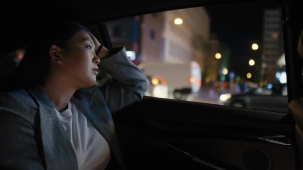 Zakelijke Chinese Vrouw Die Nachts Een Taxi Rijdt Opgenomen Met — Stockvideo