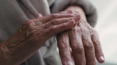Son sınıf öğrencisinin ellerine nemlendirici krem sürüşünün ayrıntıları. 8K 'da kırmızı helyum kamerayla çekildi.. 