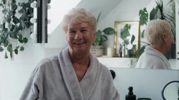 Porträt Einer Fröhlichen Seniorin Bademantel Aufnahme Mit Roter Heliumkamera — Stockvideo