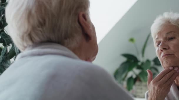 Дзеркальне Відображення Старшій Жінці Перевіряє Стан Шкіри Вранці Знімок Гелієвою — стокове відео
