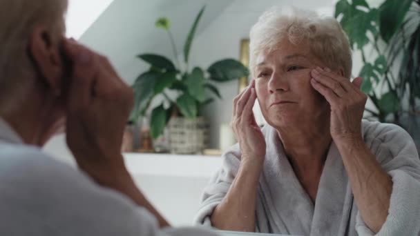 Seniorin Überprüft Hautzustand Badezimmerspiegel Aufnahme Mit Roter Heliumkamera — Stockvideo
