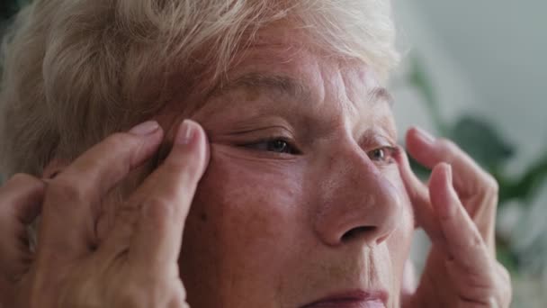 近视老年妇女检查眼部周围的皮肤状况 用8K的红色氦相机拍摄 — 图库视频影像