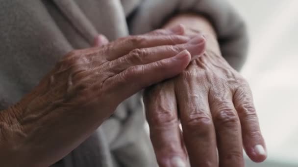 Detail Senior Woman Applying Moisturizing Cream Hands Shot Red Helium — Stock Video