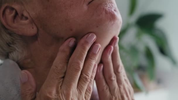 近距离检查老年妇女颈部周围的皮肤状况 用8K的红色氦相机拍摄 — 图库视频影像