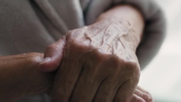 Detail Einer Seniorin Die Feuchtigkeitscreme Auf Die Hände Aufträgt Aufnahme — Stockvideo