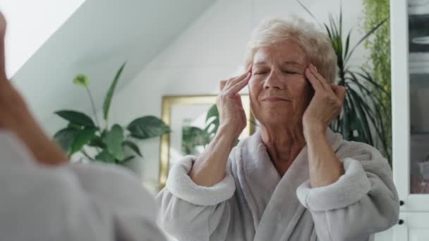 Seniorin Kämpft Morgens Badezimmer Mit Kopfschmerzen Aufnahme Mit Roter Heliumkamera — Stockvideo