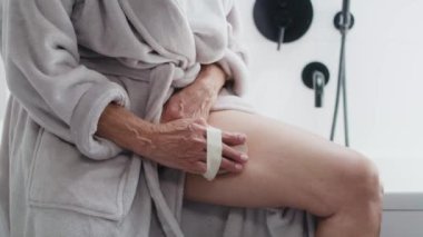 Ev banyosunda bacakları soyulurken tanınmayan son sınıf kadınlarına yakın çekim. 8K 'da kırmızı helyum kamerayla çekildi..    