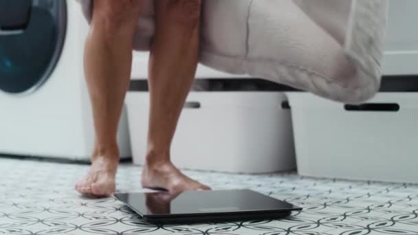 Mulher Caucasiana Sênior Pisando Escala Banheiro Tiro Com Câmera Hélio — Vídeo de Stock