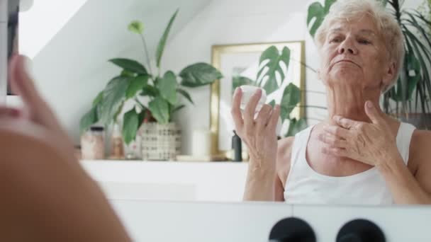 Donna Anziana Che Sta Applicare Una Crema Viso Girato Con — Video Stock