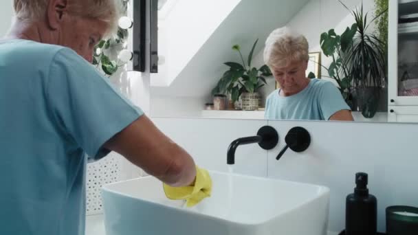 Старша Біла Жінка Прибирає Раковину Ванної Знімок Гелієвою Камерою Red — стокове відео