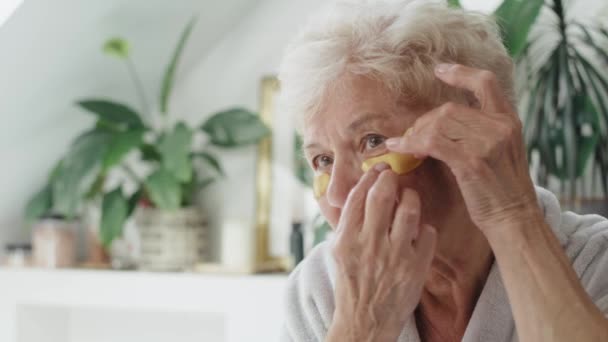 Donna Caucasica Anziana Che Applica Una Benda Medica Bagno Girato — Video Stock