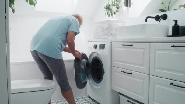 Ανώτερη Καυκάσια Καθαρίστρια Που Πλένει Ρούχα Της Στο Μπάνιο Πυροβολήθηκε — Αρχείο Βίντεο