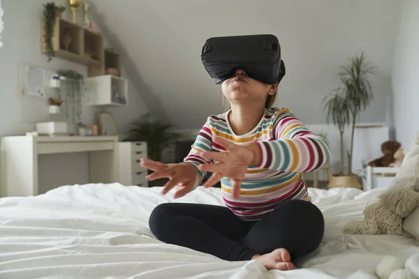 Menina Idade Elementar Sentado Cama Usando Óculos Realidade Virtual — Fotografia de Stock