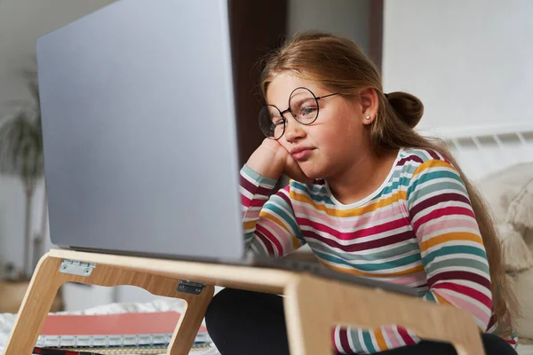Müde Kaukasische Mädchen Grundschulalter Lernen Auf Laptop Bett — Stockfoto