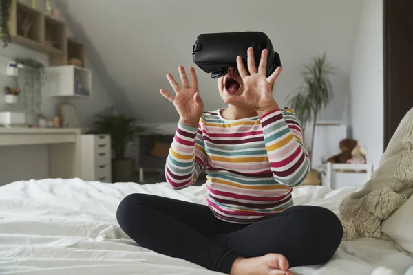 Elementary Age Girl Sitting Bed Using Virtual Reality Glasses — Stock Photo, Image
