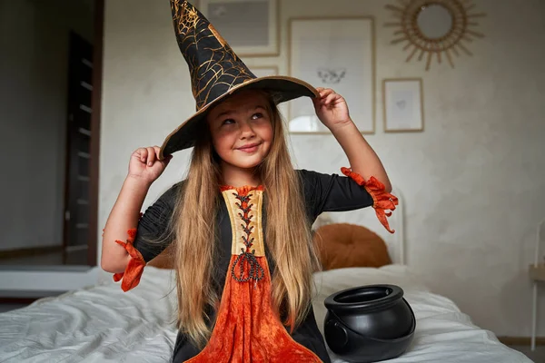 Cadı Kostümü Giyen Ilkokul Kızı — Stok fotoğraf