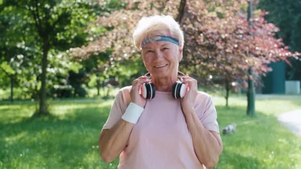 Porträt Einer Aktiven Seniorin Die Park Steht Aufnahme Mit Roter — Stockvideo