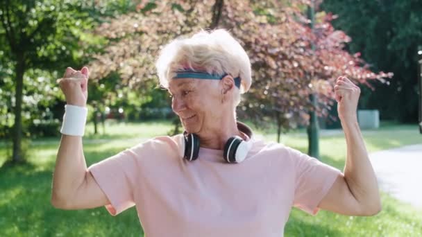 Ritratto Donna Anziana Attiva Piedi Nel Parco Mostrando Muscoli Girato — Video Stock