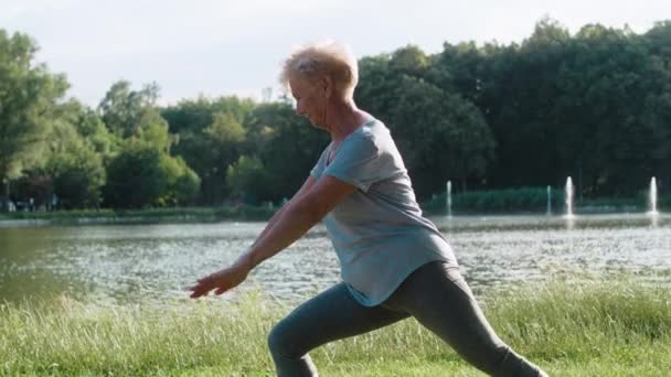 Seniorin Praktiziert Yoga Sonnenuntergang Aufnahme Mit Roter Heliumkamera — Stockvideo
