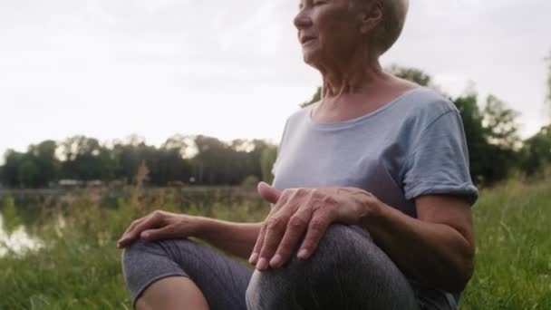 Calma Donna Anziana Meditare Nel Parco Riva Lago Girato Con — Video Stock