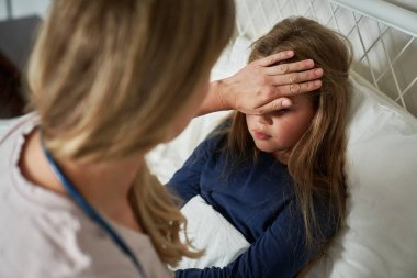 Anne hasta kızına evde bakıyor.