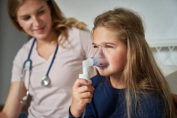 Criança Doente Usando Nebulizador Casa — Fotografia de Stock