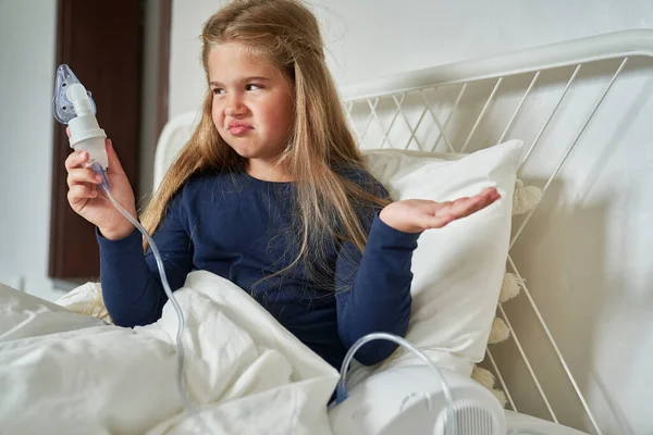Elementary Age Girl Doesn Know How Use Nebulizer — Stock Photo, Image