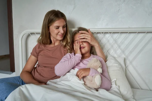 Mother Talking Her Ill Girl Child Lying Bed — Stock Photo, Image